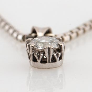 Halsband 18K vitguld med en rund briljantslipad diamant.