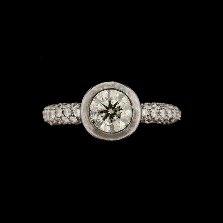 RING, 14 k guld med gammalslipad diamant ca 1,80 ct samt mindre briljantslipade diamanter ca 1,50 ct. Vikt ca 6 g.