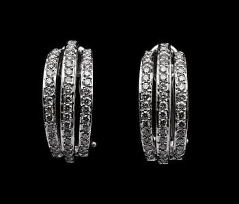 A PAIR OF EARRINGS, brilliant cut diamonds c. 1.42 ct. 18K white gold, weight 10 g.