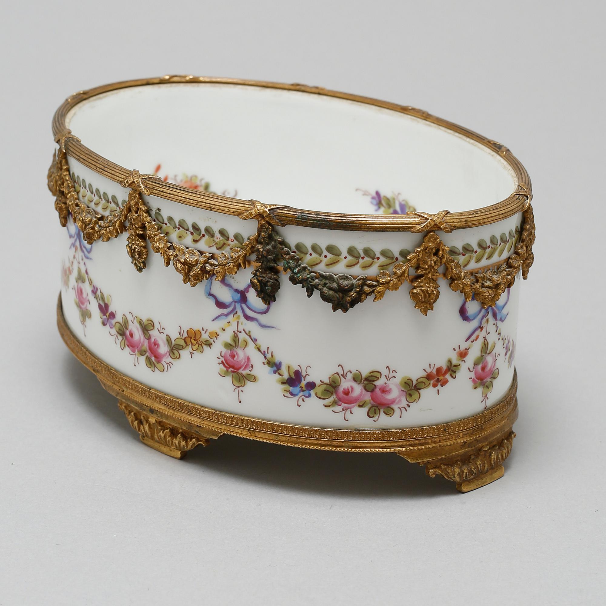 A porcelain bowl with a mark similar to Sèvres, around the year 1900.