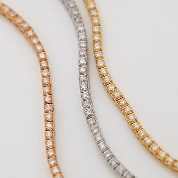 An 18K gold bracelet set with round brilliant-cut diamonds.