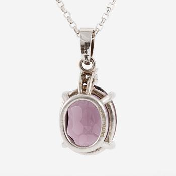 Pendant with purple tourmaline and brilliant-cut diamond, with chain.