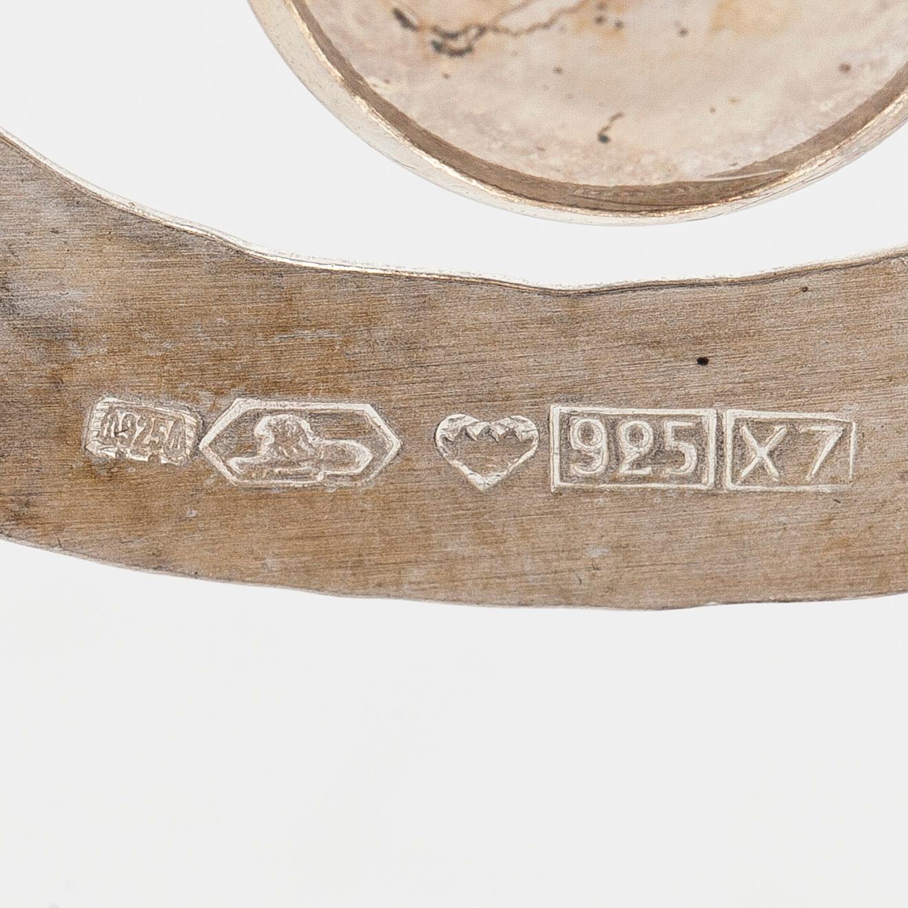 Tapio Wirkkala, riipus, "Päärynä", sterlinghopeaa, ja ketju. Kultakeskus, Hämeenlinna 1975.