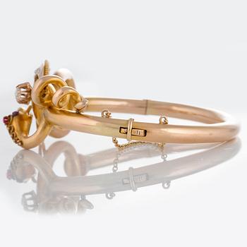 Armring i form av en orm 14K guld med en rosenslipad diamant, pärlor, cabochonslipad rubin och en röd sten.