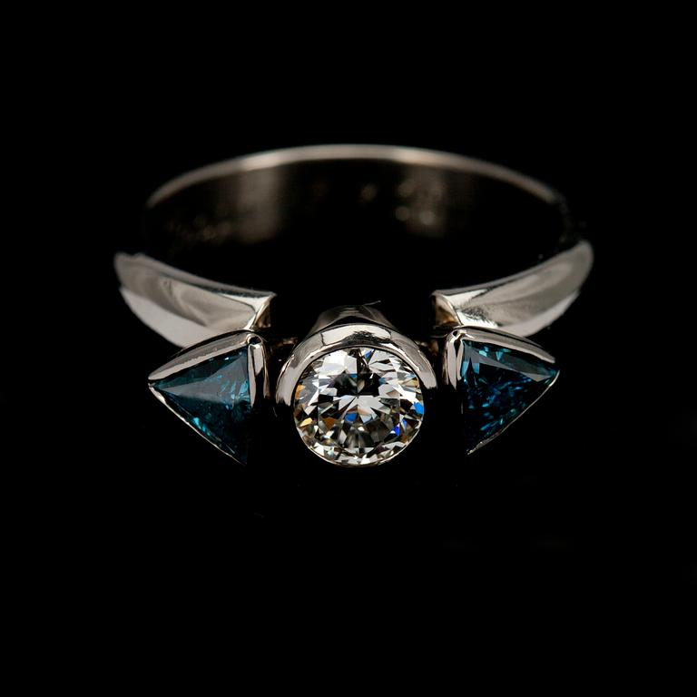 RING, titan, briljant 0,52 ct, 2 x blå diamanter à 0,25 ct. Gad Leinson Helsingfors 2008. Intyg EGL. Unik.