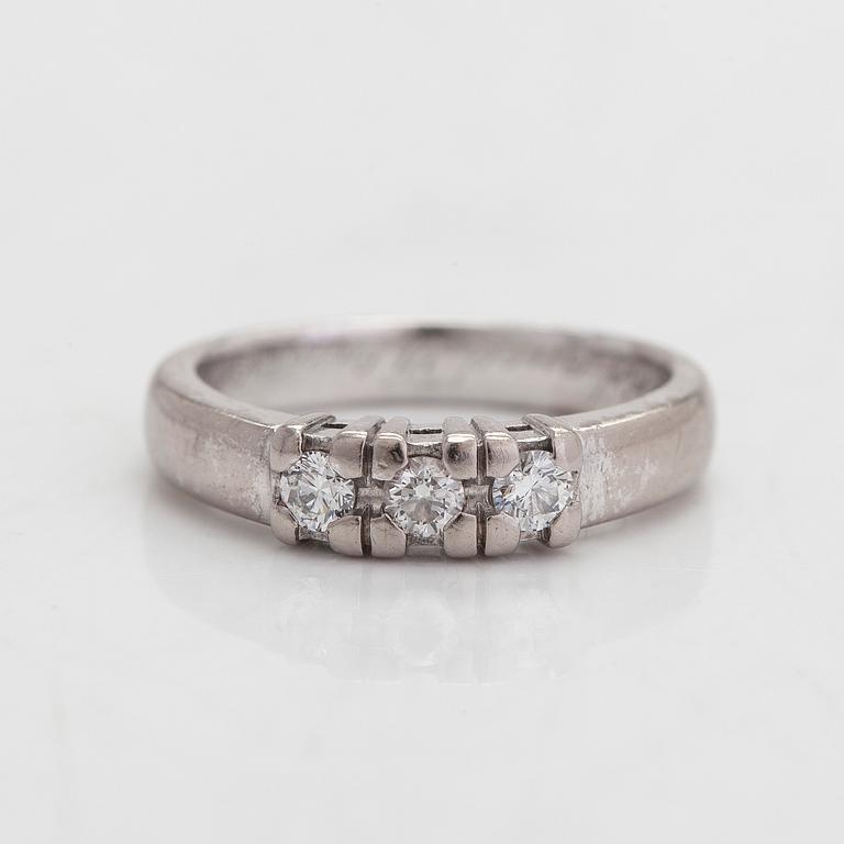 Ring, 18K vitguld med briljantslipade diamanter totalt ca. 0.30 ct. Finska stämplar.