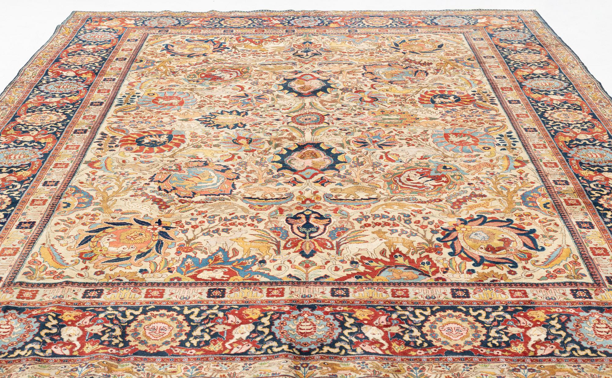An antique Tabriz carpet, ca 354,5 x 276 cm.