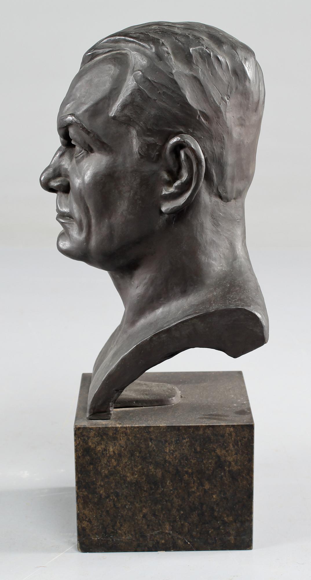 SKULPTUR, patinerad brons, monogramsignerad MR samt daterad 1931.