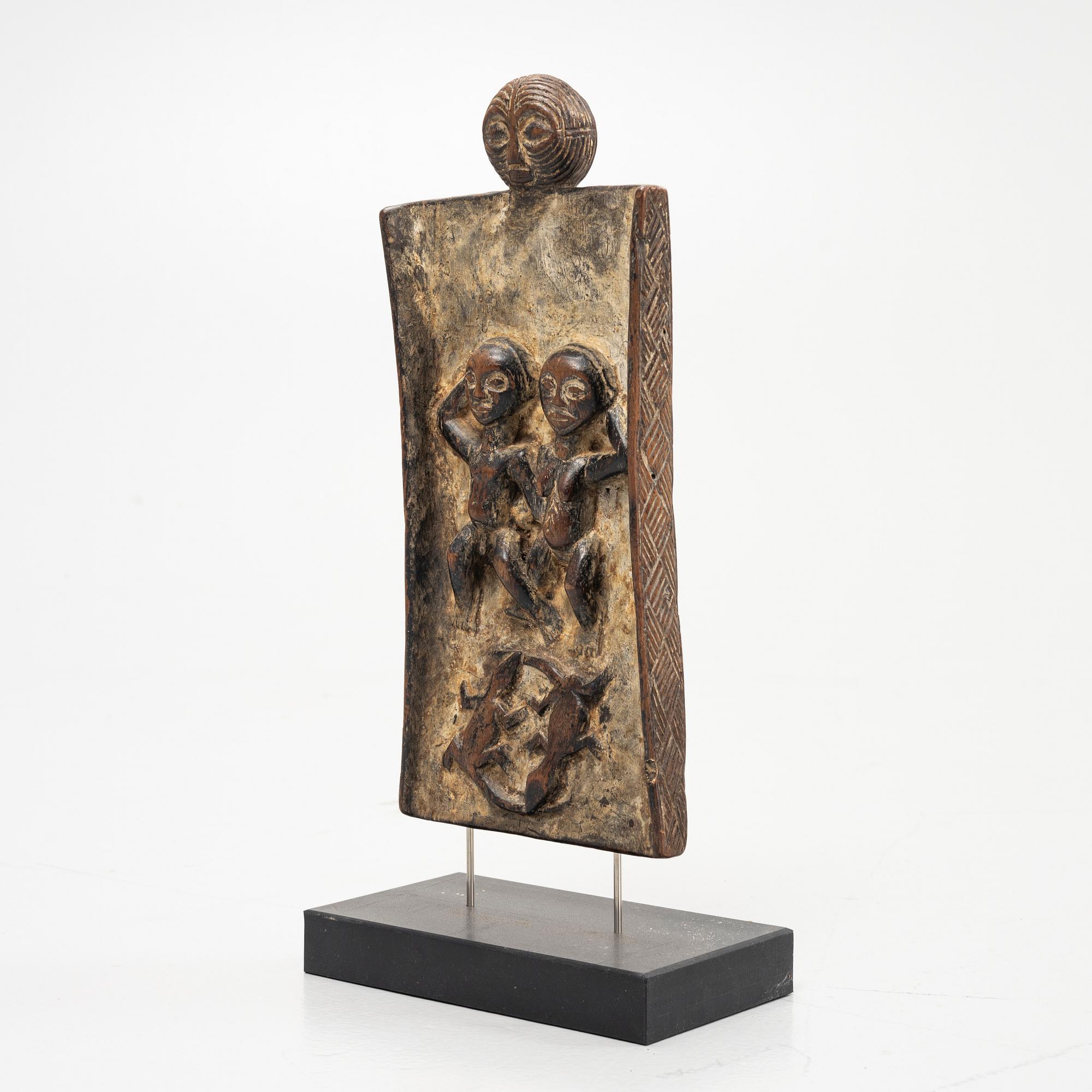 Twelve sculptures, reportedly from Makonde, Tanzania, Luba, Congo, and moore, from the second half of the 20:th century.
