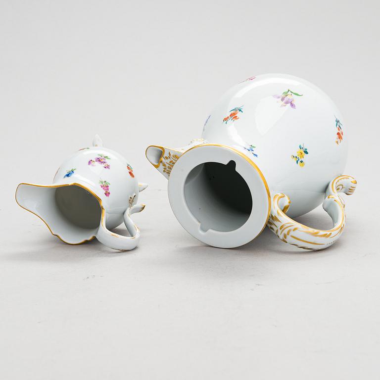 A 38-piece Meissen porcelain coffee set. 20th century.