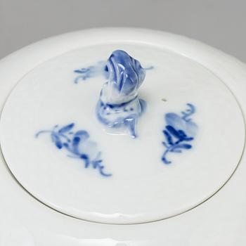 A 14 pc porcelain tableware "Blå blomst" from Royal Copenhagen.