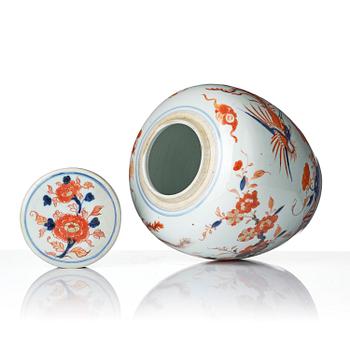 Bojan med lock, porslin. Qingdynastin, 1700-tal.