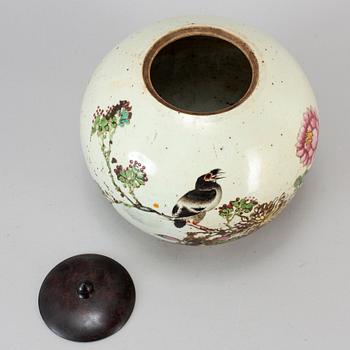 A famille rose porcelain jar, Qing dynasty, 19th century.