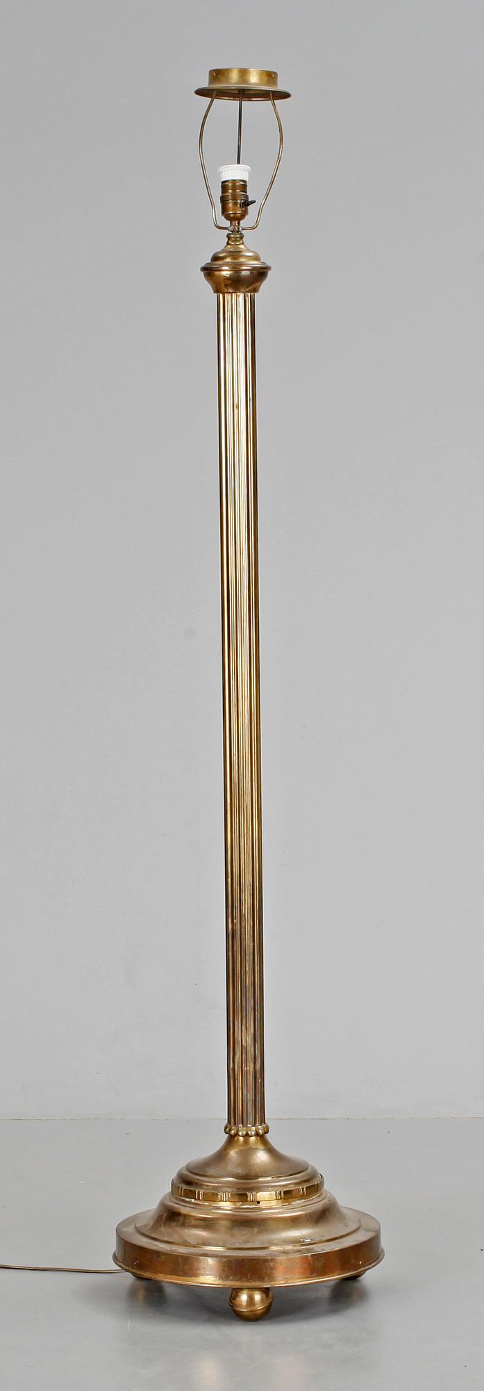 GOLVLAMPA, mässing, 1900-talets början.