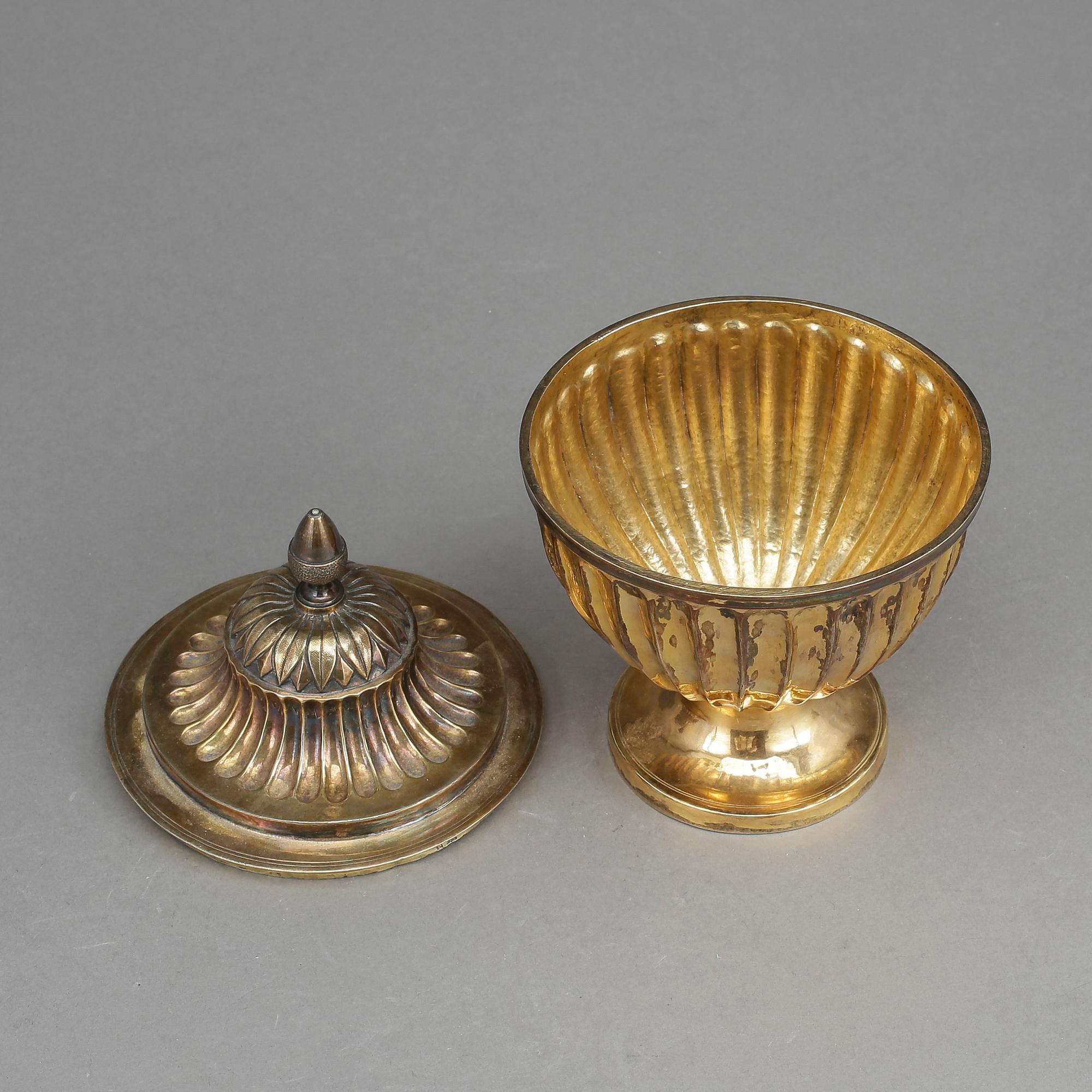 SKÅL MED LOCK, förgylld mässing, 1800-tal.