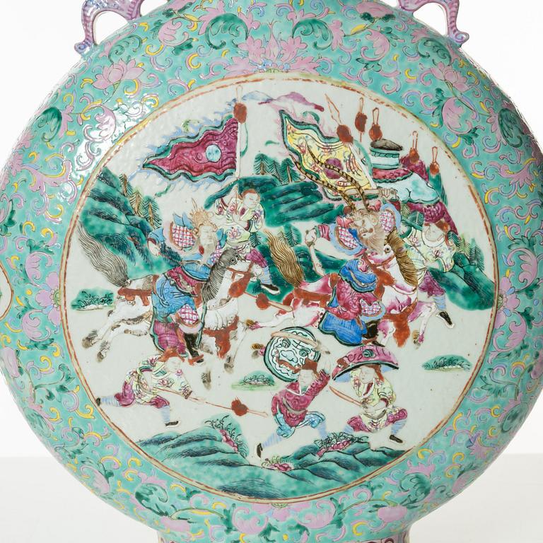 Praktvas, porslin. Qingdynastin, 1800-tal.