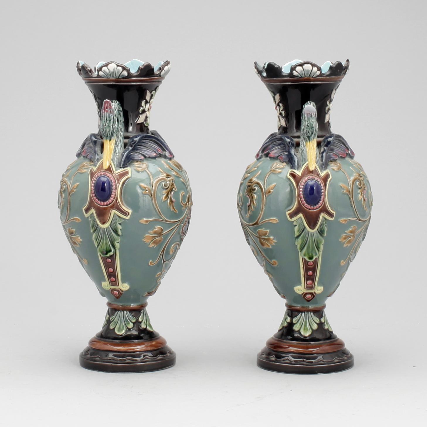 URNOR, ett par, majolika, omkring 1900.