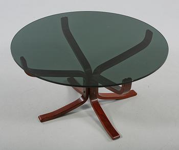 FÅTÖLJER, ett par, samt SOFFBORD, "Falcon chair", Sigurd Russel, Vatne möbler, Norge, 1970-tal.