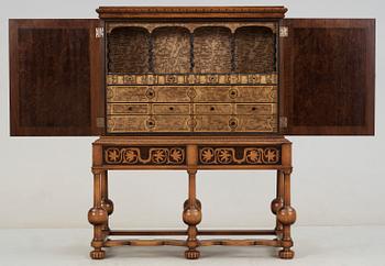 KABINETTSKÅP, Isidor Hörlin, tillskriven, 1920/30-tal.