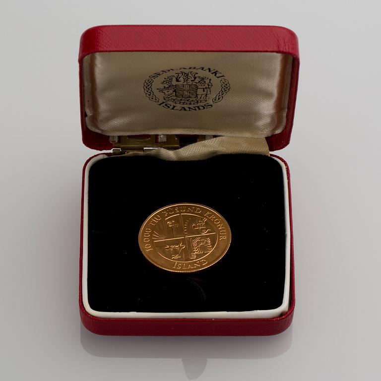 MINNESMYNT, guld, "10000 TÍU ÞÚSUND KRONUR 874-1974  Island". Island, 1974. Vikt ca 15,50 g.