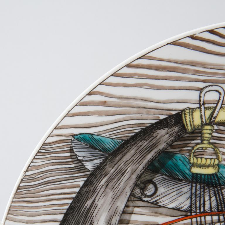 PIERO FORNASETTI, tallrik, "Oggetti Caccia", porslin, Milano, Italien, 1900-talets andra hälft.