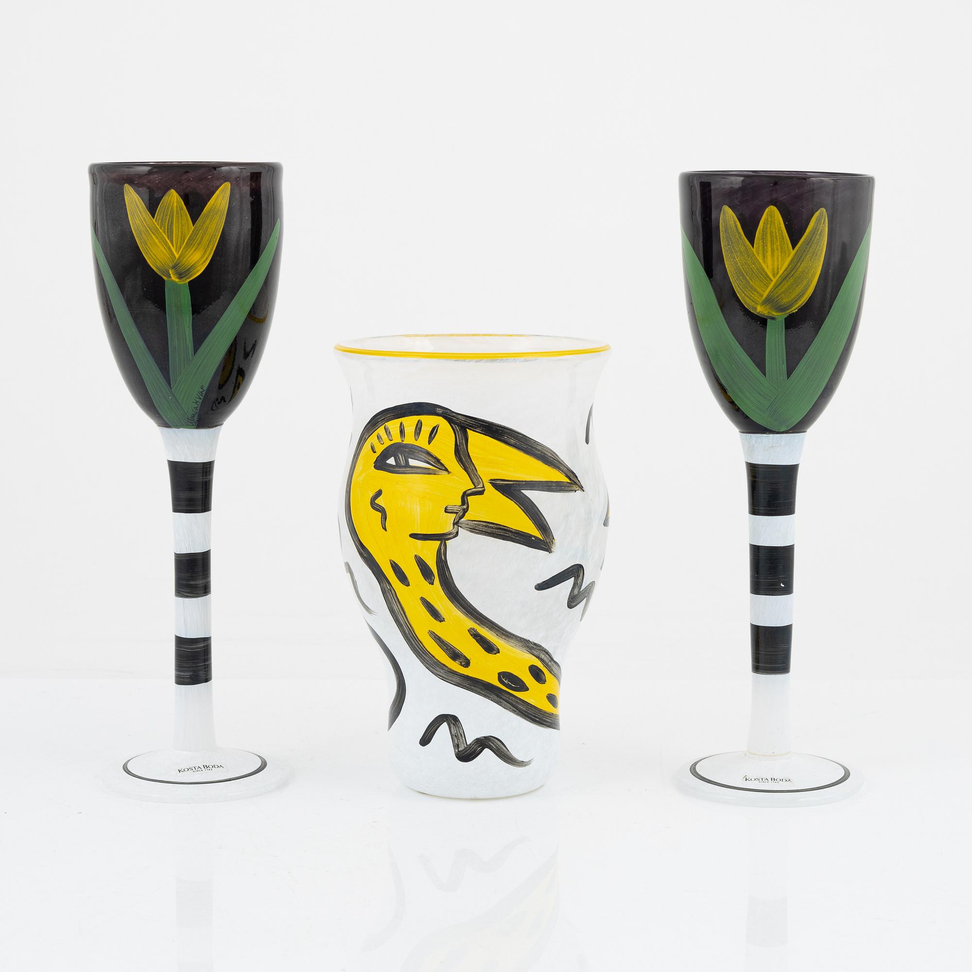 Ulrica Hydman-Vallien, a pair of glass goblets and a vase, Kosta Boda.