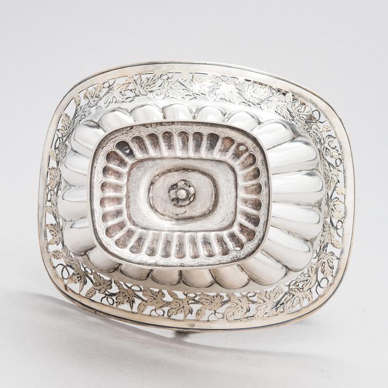 Reinhold H. Eckert, a silver bread basket, Tartu/ Dorpat 1818.