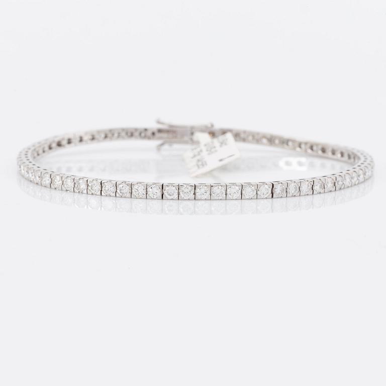 Brilliant cut diamond tennis braclet.