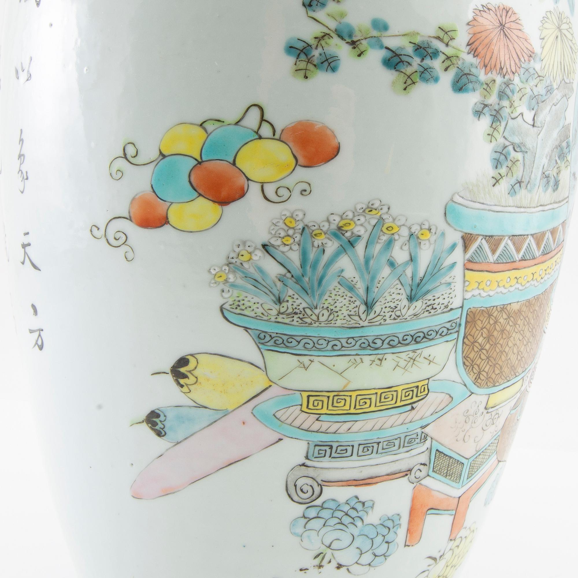 A Chinese jar with cover, early 20th century.