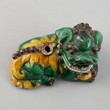 Rökelsehållare/Figuriner, tre stycken, porslin. Qingdynastin 17/1800-tal.