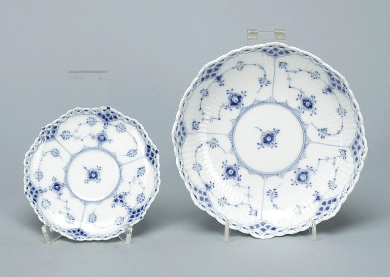 SERVISDELAR, 54 delar, "Musselmalet", Royal Copenhagen, Danmark, 1900-tal.
