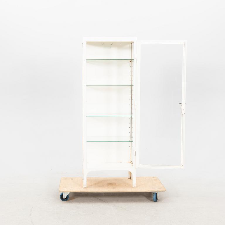 Läkarskåp Mellaneuropa 1900-talets mitt.