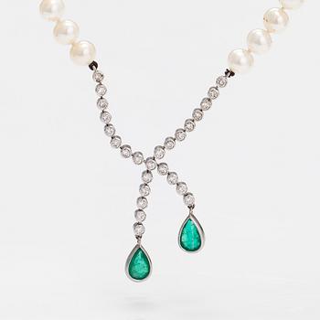 A pearl collier with cultured pearls, 14K and 18K white ogld, emeralds and diamonds ca. 0.60 ct in total.