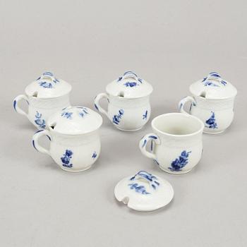 Royal Copenhagen, 138 pcs 'Blå Blomst' service.