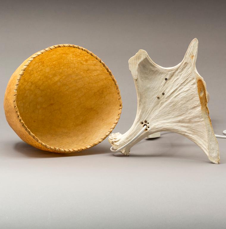 BORDSLAMPA, Knut Gustafsson, ren- och älghorn, signerad och daterad 1942.