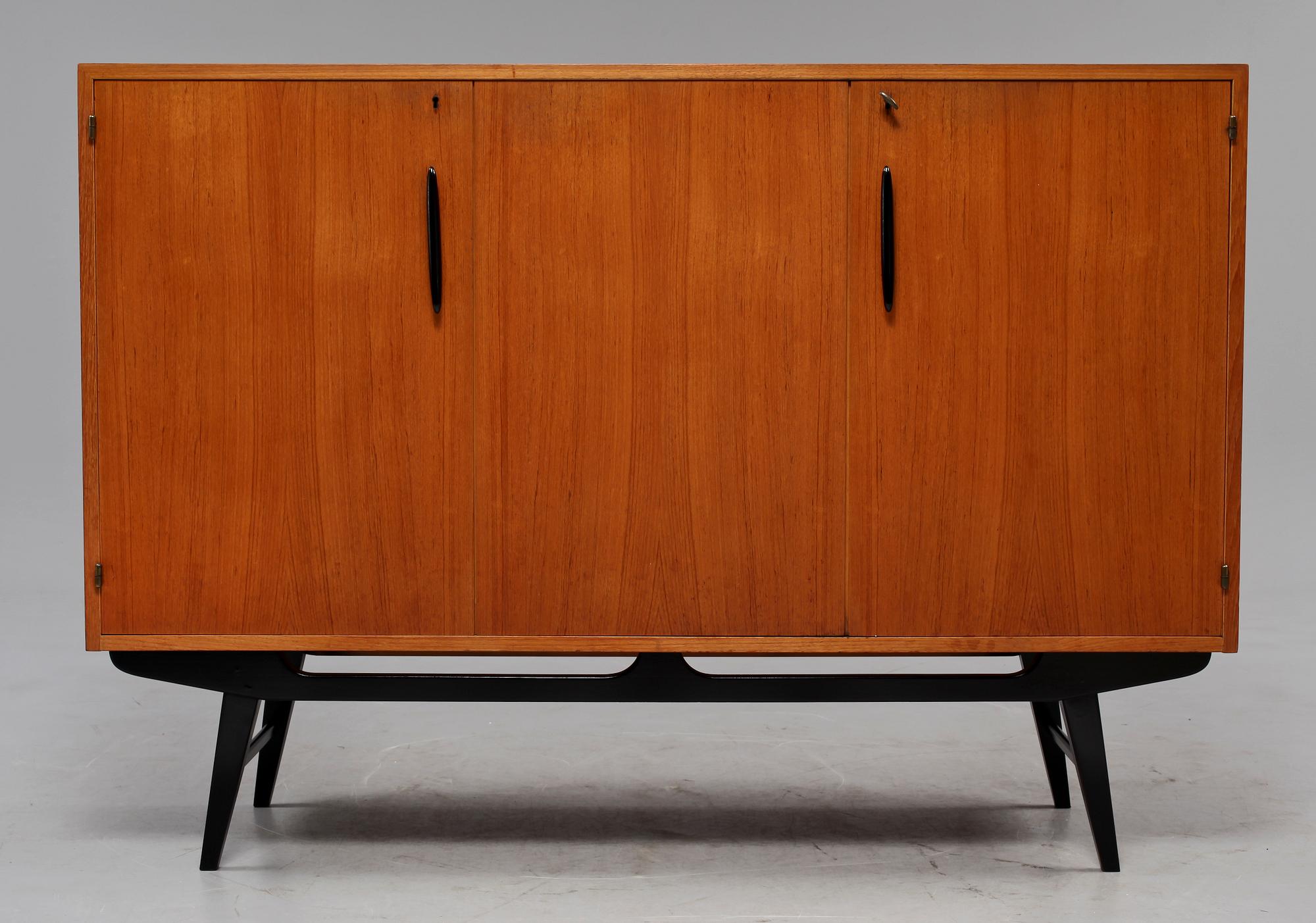 SIDEBOARD, 1900-talets mitt.