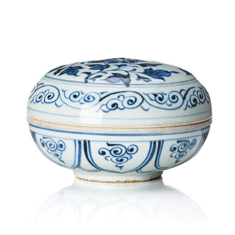 A blue and white ming style box with cover, Qing dynasty, Yongzheng (1723-35).