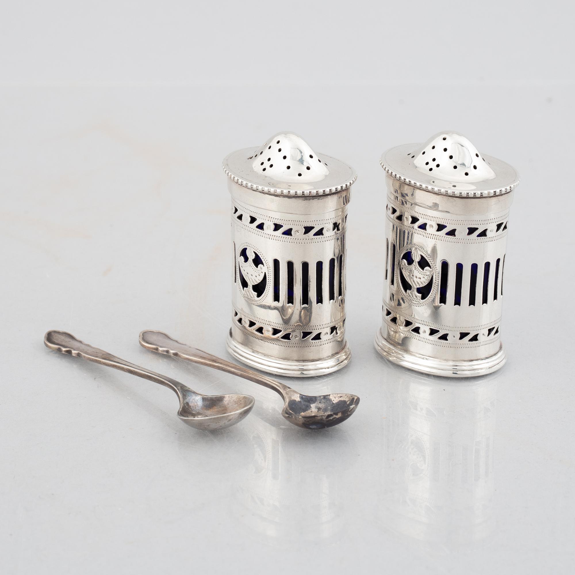 Seven pieces of English silver, different silver smiths, 1904-1936.