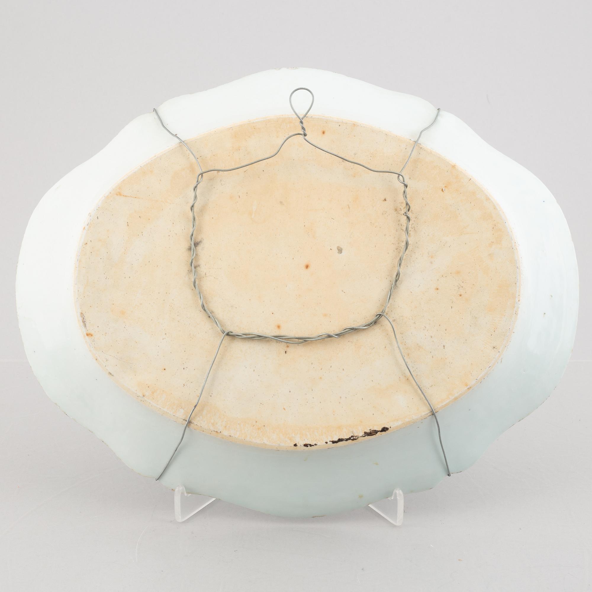 A Chinese export porcelain charger, Qing dynasty, Qianlong (1736-95).