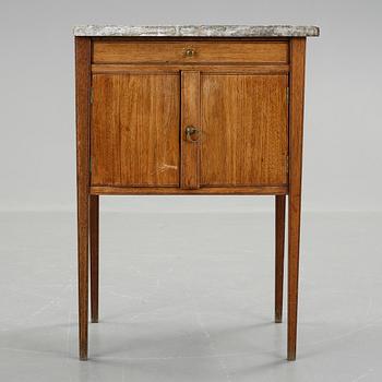 POTTSKÅP, sengustavianskt, 1800-talets första hälft.