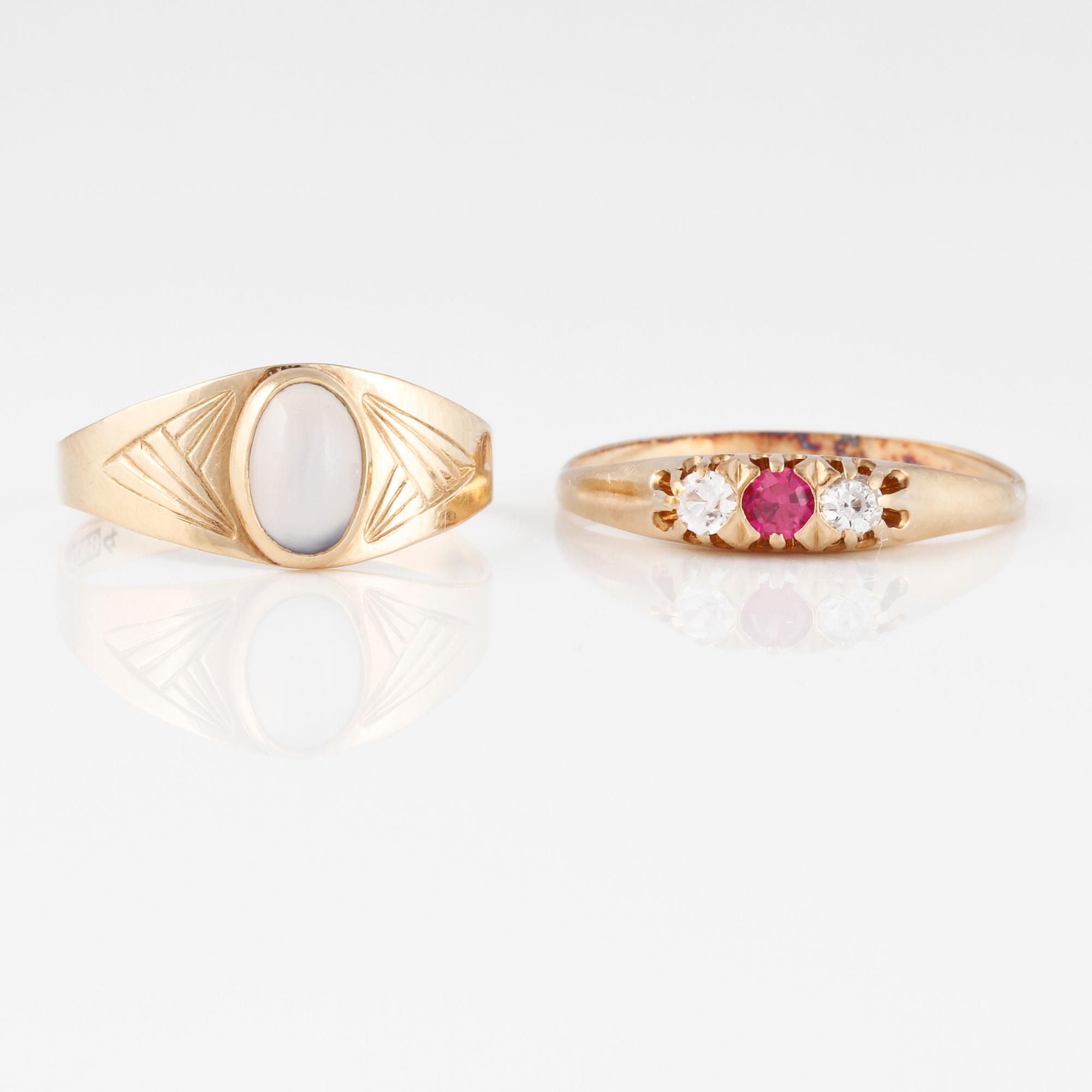 RINGAR, 2 st, med briljantslipade diamanter, en fasettslipad rubin samt en cabochonslipad månsten.