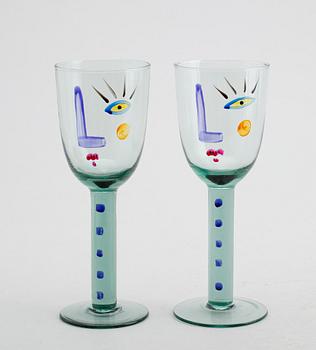 VINGLAS PÅ FOT, 2 st, design Lena Linderholm, signerade.