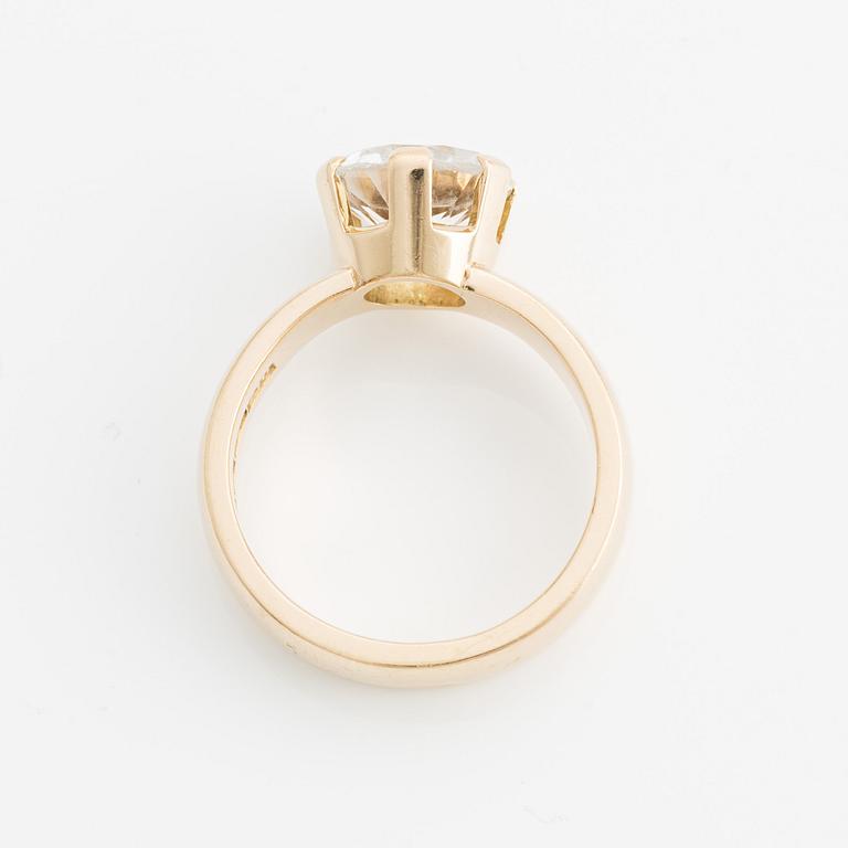 Ring in 18K gold with a faceted rock crystal.