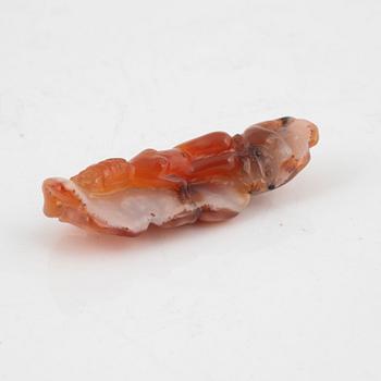 A Chinese brush washer and two figures, quartz and agate, 20th century.