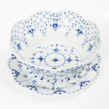 Royal Copenhagen, A 'Musselmalet Full Lace' bowl on a dish, Denmark 1942 and around the year 1900.