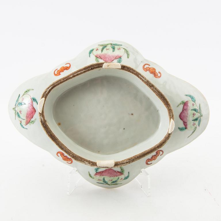 Skålfat på fot Kina sen Qing porslin.