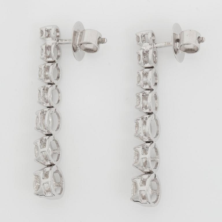 COLLIER samt ÖRHÄNGEN med briljantslipade diamanter i rivièremodell. Kvalitet ca G-H/SI.