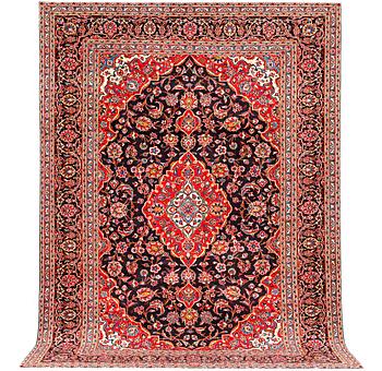 A Keshan carpet, c. 373 x 260 cm.