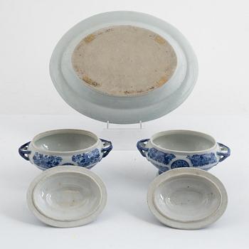 Terriner, ett par, samt terrinfat, porslin, Kina, Qingdynastin, Jiaqing (1796-1820).