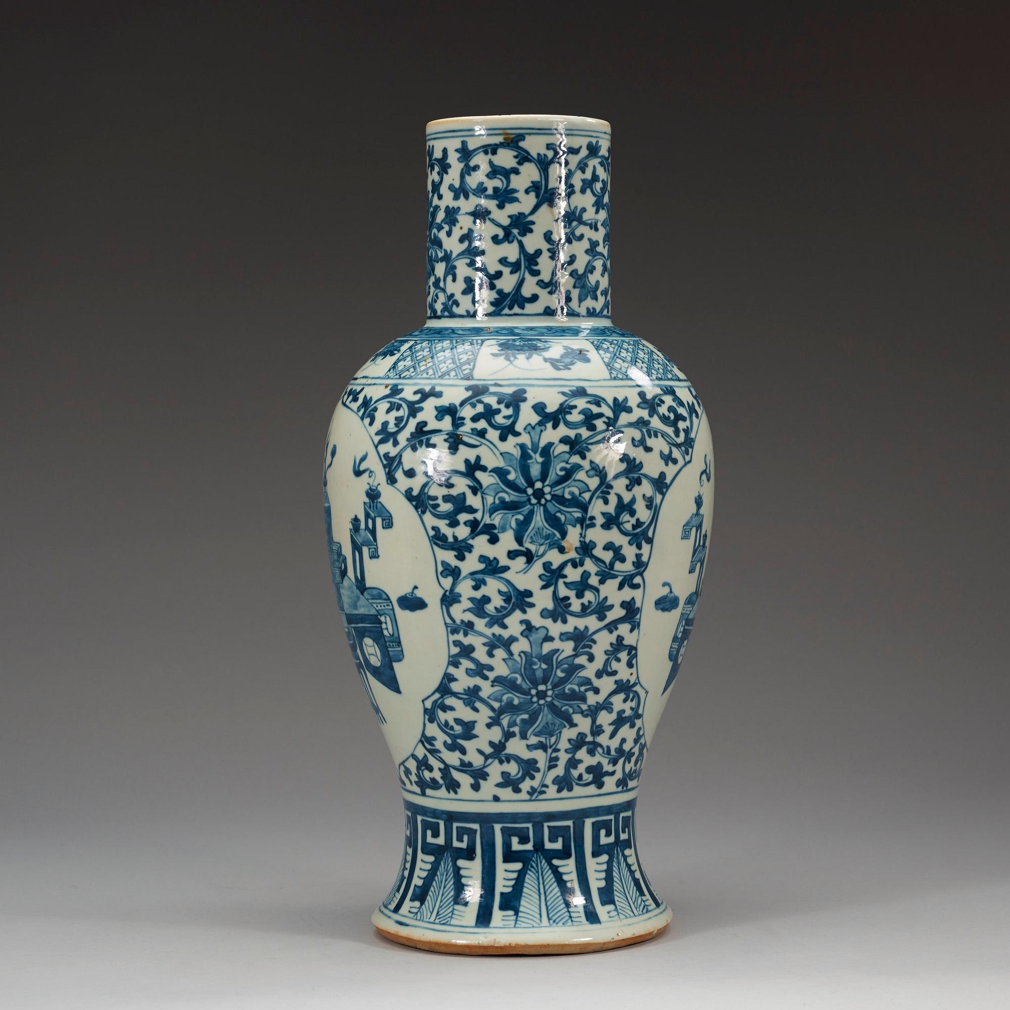 VAS, porslin. Qing dynastin (1644-1912).